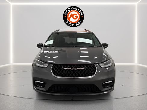 Used 2022 Chrysler Pacifica Touring-L FWD image 2