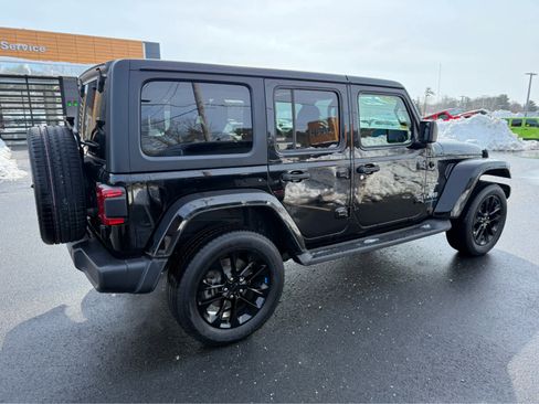 Used 2023 Jeep Wrangler Sahara w/ Cold Weather Group image 9
