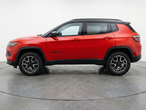 Used 2025 Jeep Compass Trailhawk AWD/4WD image 5
