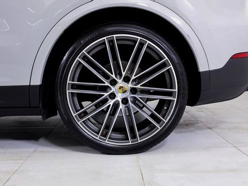 Certified 2023 Porsche Cayenne Platinum Edition image 25