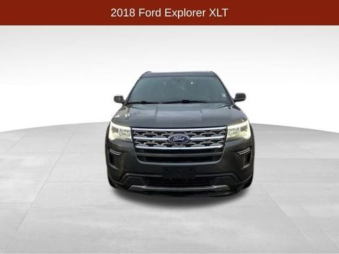 Used 2018 Ford Explorer XLT image 2