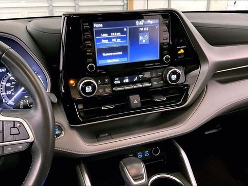 Used 2022 Toyota Highlander XLE image 6