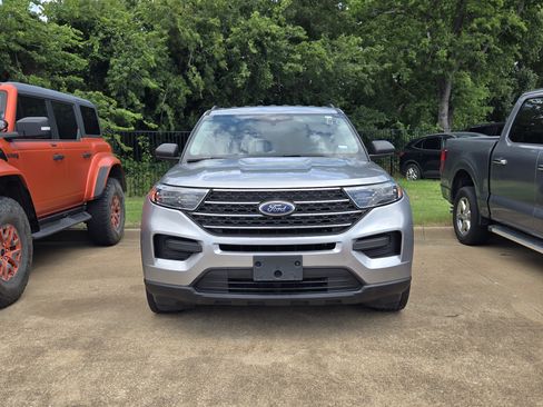 Used 2022 Ford Explorer XLT RWD image 2