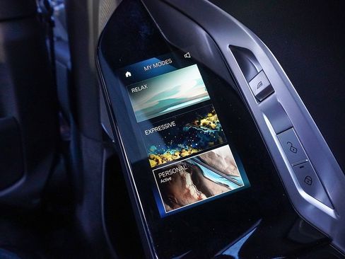 Used 2023 BMW 760i xDrive w/ Parking Assistance Package image 59