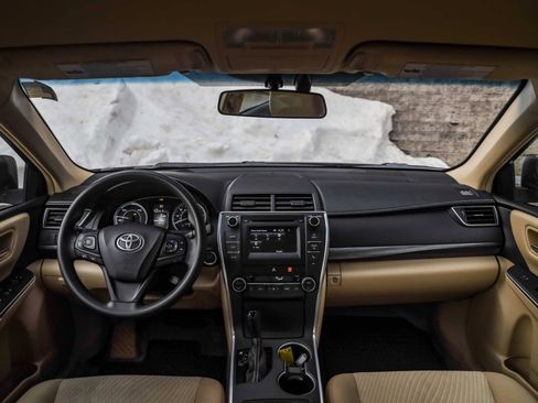 Used 2015 Toyota Camry LE image 25