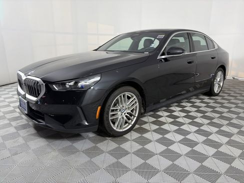Used 2024 BMW 530i xDrive image 3