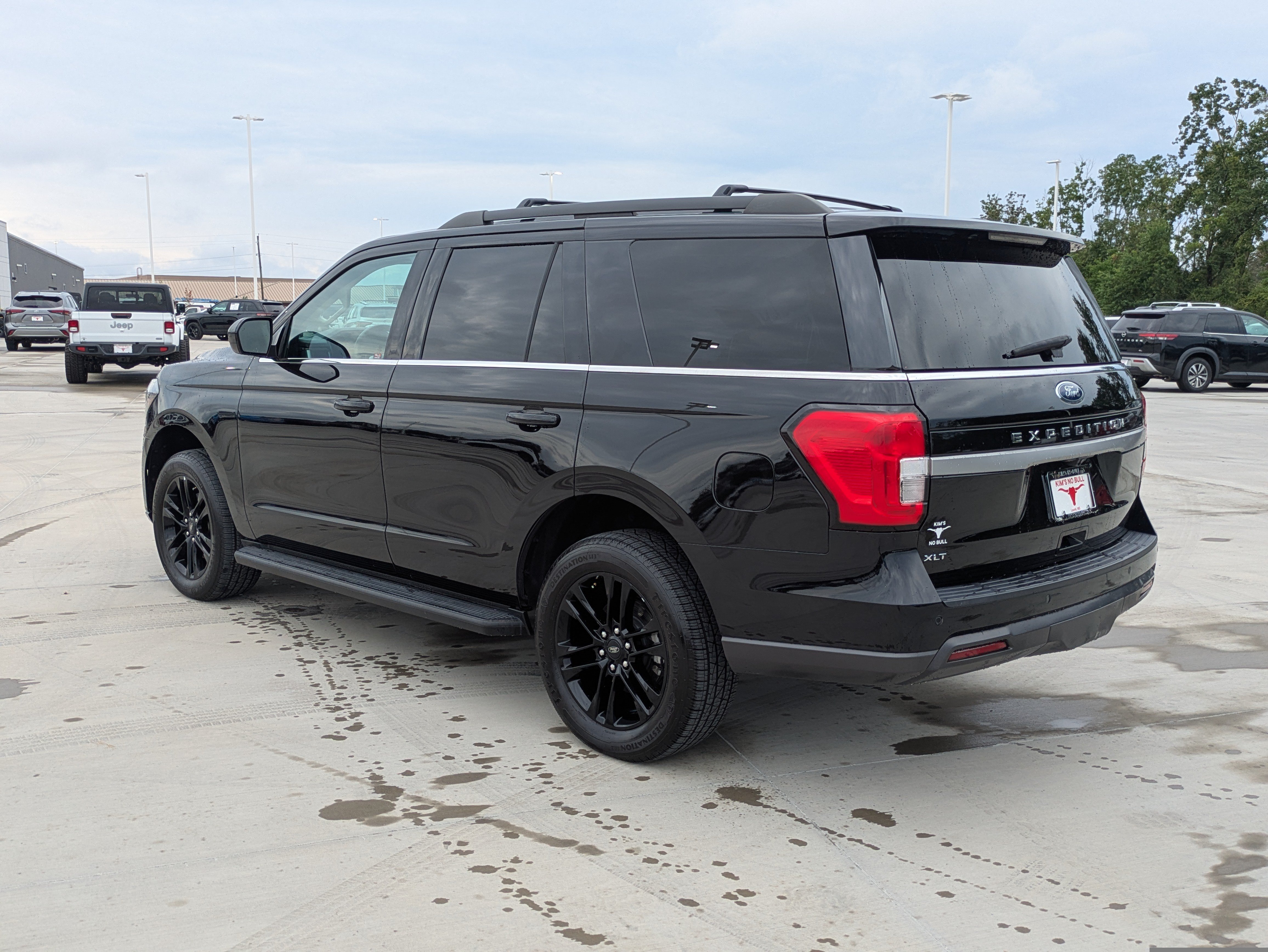 Used 2024 Ford Expedition XLT AWD/4WD image 3