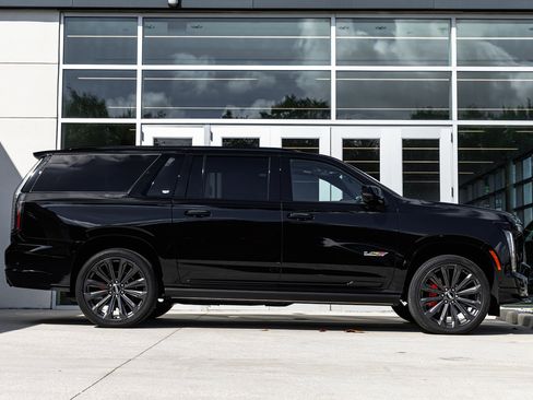 Used 2025 Cadillac Escalade ESV V image 5
