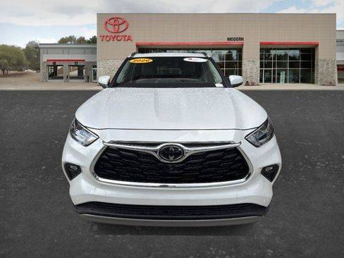 Certified 2026 Toyota Highlander Platinum AWD/4WD image 2