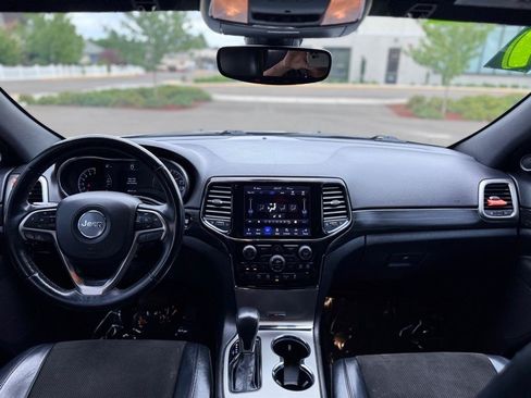 Used 2019 Jeep Grand Cherokee Altitude AWD/4WD image 9