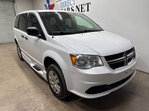 Used 2019 Dodge Grand Caravan SE w/ Power Convenience Group I image 2