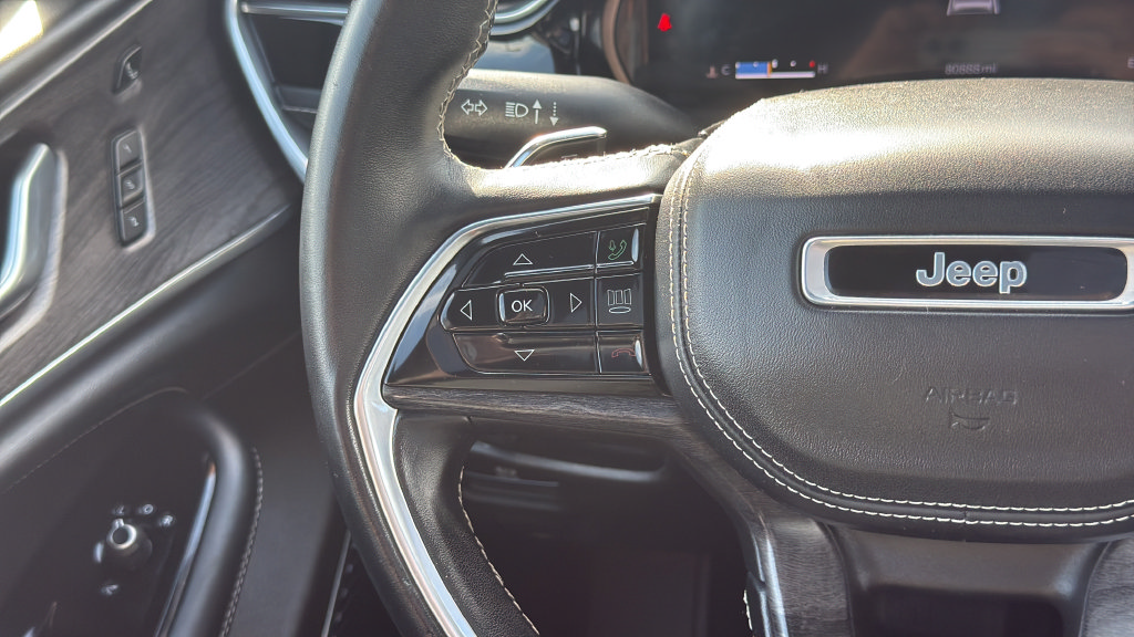 Used 2022 Jeep Grand Cherokee Overland w/ Luxury Tech Group IV AWD/4WD image 22