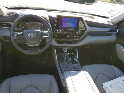 Certified 2023 Toyota Highlander XLE image 10