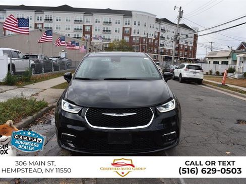 Used 2024 Chrysler Pacifica Touring-L FWD image 3