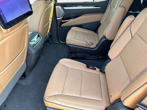 New 2026 Cadillac Escalade Luxury w/ LPO, Radiant Package AWD/4WD image 17