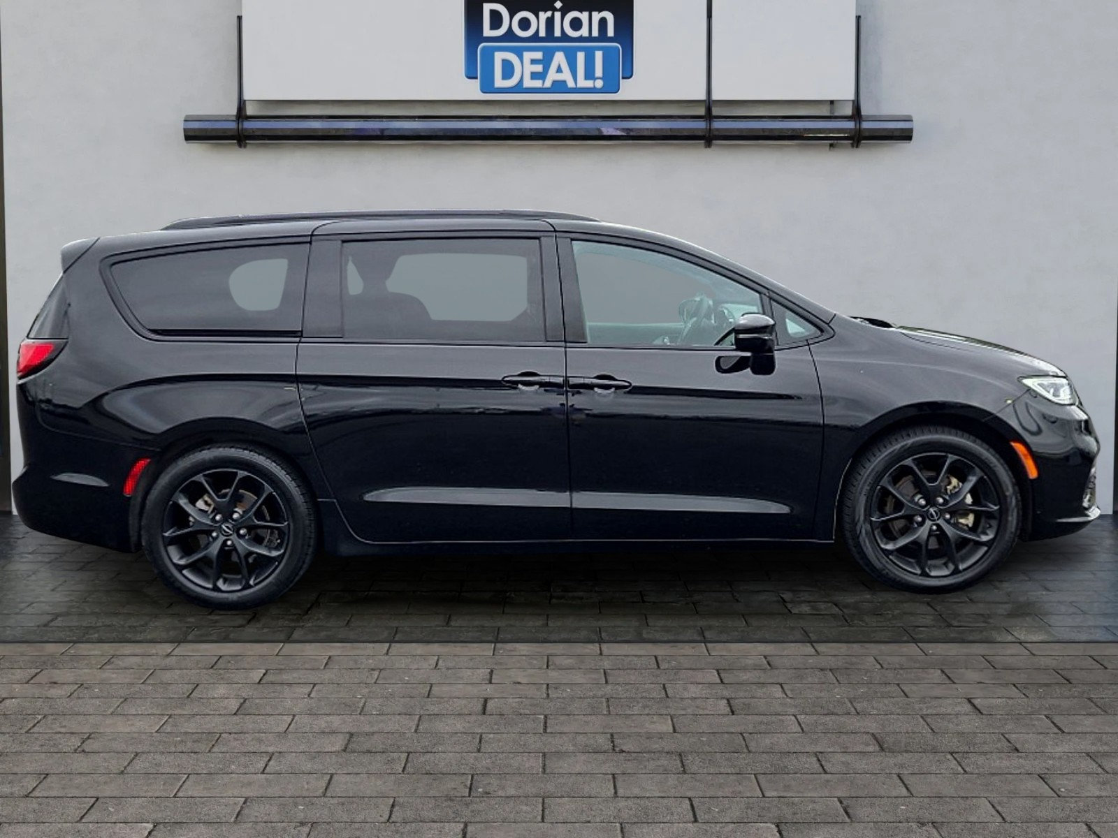 Used 2025 Chrysler Pacifica Limited FWD image 2