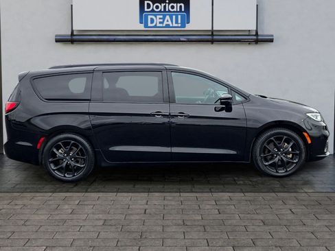 Used 2025 Chrysler Pacifica Limited FWD image 2