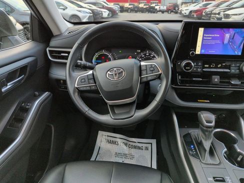 Used 2023 Toyota Highlander XLE image 13