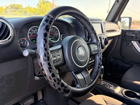 Used 2016 Jeep Wrangler Unlimited Sahara w/ Connectivity Group AWD/4WD image 10