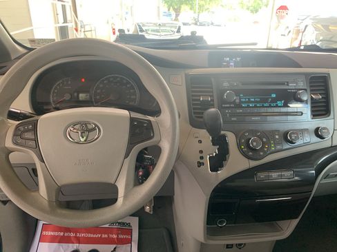 Used 2011 Toyota Sienna LE FWD image 16