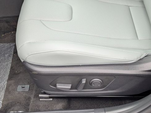 New 2025 Hyundai Elantra Limited FWD image 18