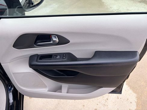 Used 2020 Chrysler Pacifica Touring-L FWD image 31