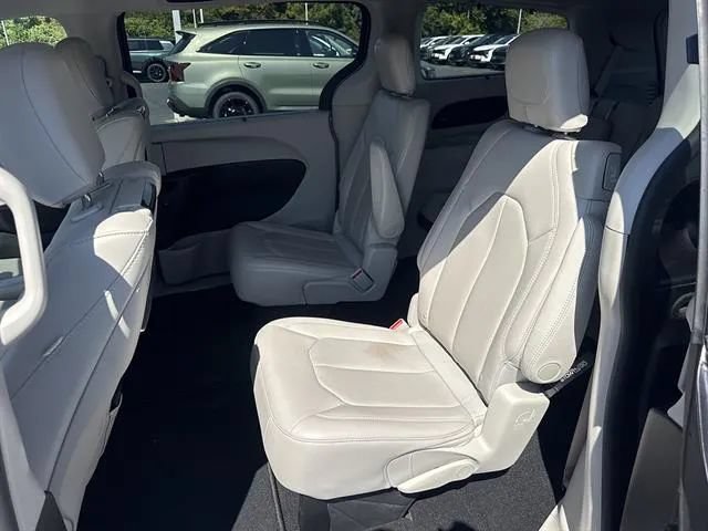 Used 2018 Chrysler Pacifica Touring-L Plus w/ Advanced Safetytec Group FWD image 13