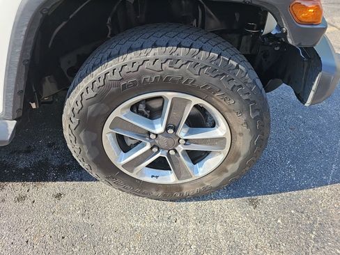 Used 2019 Jeep Wrangler Unlimited Sahara AWD/4WD image 9