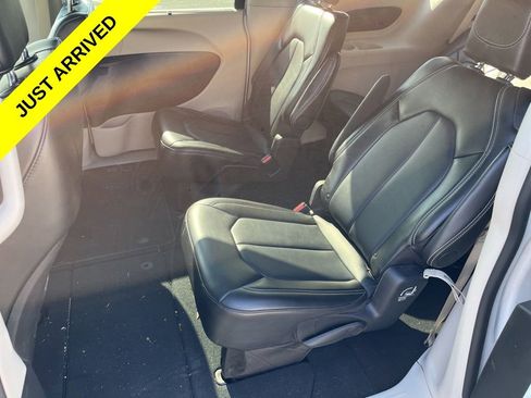 Used 2024 Chrysler Pacifica Touring-L image 11