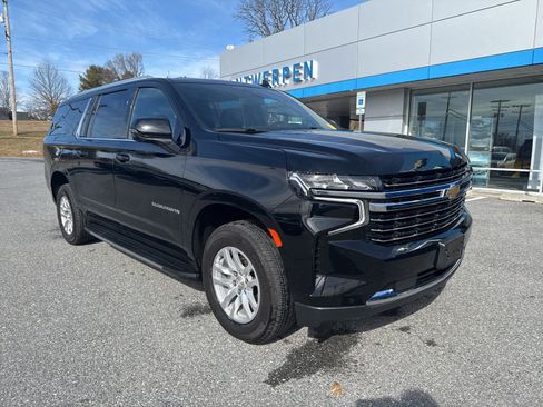 Used 2022 Chevrolet Suburban LT w/ Luxury Package image 3