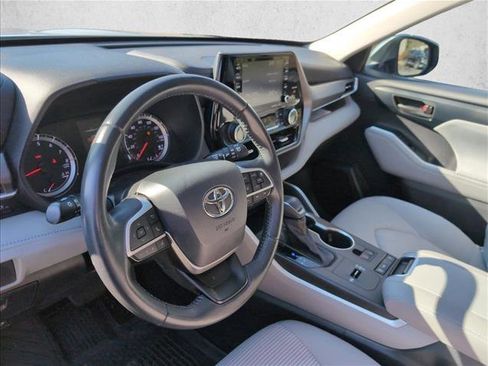 Used 2022 Toyota Highlander LE image 9