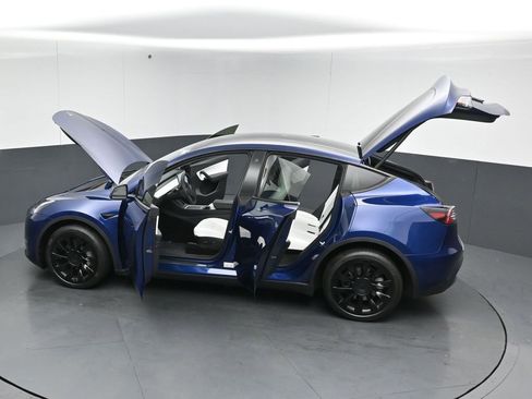 Used 2022 Tesla Model Y Long Range image 49