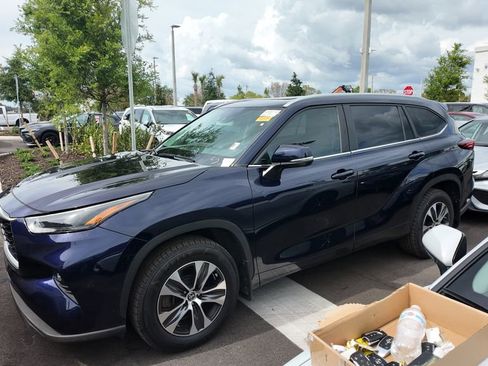 Used 2023 Toyota Highlander XLE image 1