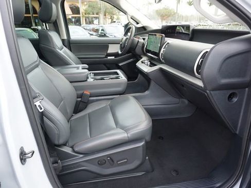 Used 2025 Ford Expedition Active image 3