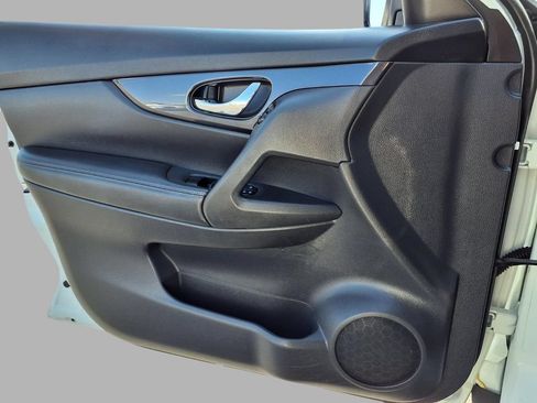 Used 2017 Nissan Rogue SV FWD image 18