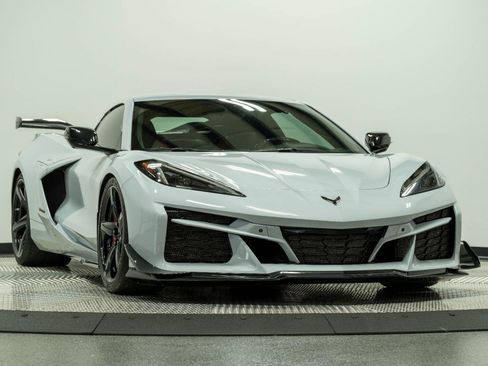 Used 2023 Chevrolet Corvette Z06 w/ Z07 Performance Package RWD image 3