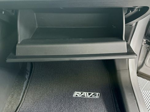 Used 2022 Toyota RAV4 XLE Premium AWD/4WD image 32