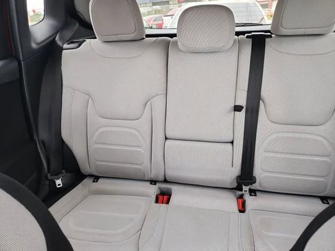 Used 2018 Jeep Renegade Latitude w/ UConnect 8.4 Nav Group image 5