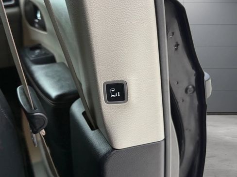 Used 2019 Chrysler Pacifica Touring-L FWD image 23