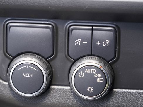 Used 2022 Chevrolet Tahoe LT w/ Luxury Package RWD image 19