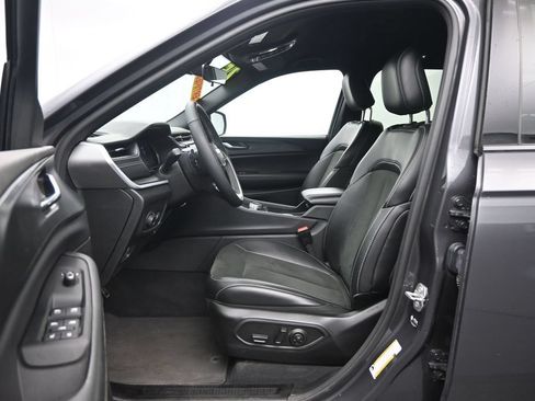 Used 2025 Jeep Grand Cherokee Altitude AWD/4WD image 22