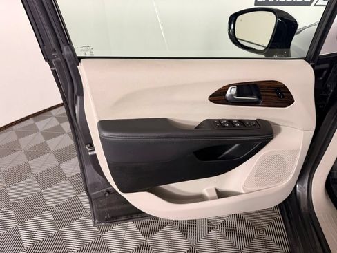 Used 2023 Chrysler Pacifica Limited FWD image 23