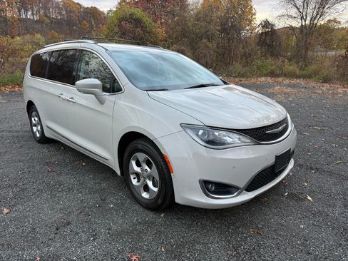 Used 2017 Chrysler Pacifica Touring-L Plus image 1