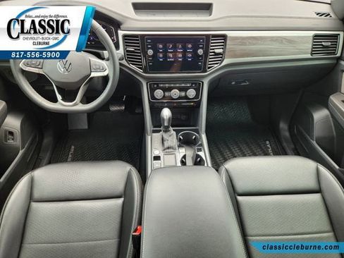 Used 2022 Volkswagen Atlas Cross Sport SE w/ Panoramic Sunroof Package FWD image 2
