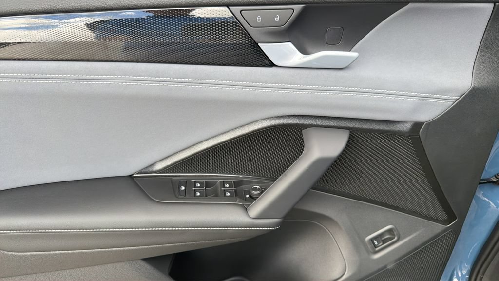 New 2026 Volkswagen Tiguan SE R-Line FWD image 21