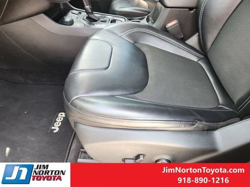 Used 2019 Jeep Cherokee Latitude Plus AWD/4WD image 24