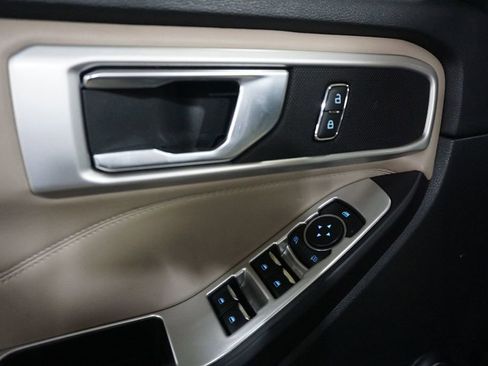 Used 2020 Ford Explorer XLT w/ Equipment Group 202A image 4