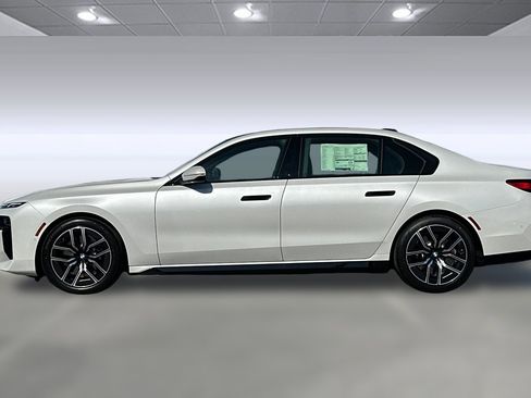 New 2025 BMW 740i image 2
