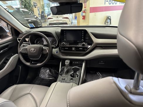 Used 2021 Toyota Highlander XLE image 21
