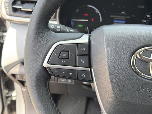Used 2025 Toyota Sienna XLE w/ XLE Plus Package FWD image 25